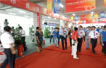 滕州机床展会成海机床为外国友人介绍产品性能